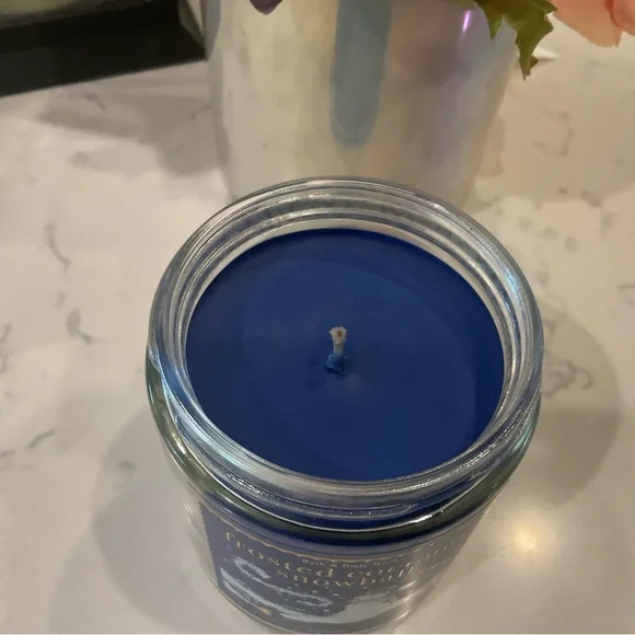 Bath & Body Works Frosted Coconut Snowball Candle Single Wick Mason- Blue & Gold - Picture 6 of 6